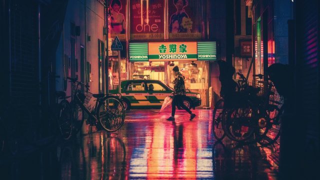 雨夜霓虹街道上撑伞独行的背影，湿漉漉的路面倒映着招牌灯光，悬疑感浓厚的电影画面
