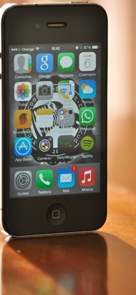 青苹果影院在线观看 App 播放界面，竖屏手机上一部影片正在播放，画面下方浮着进度条与倍速按钮，青绿色高亮